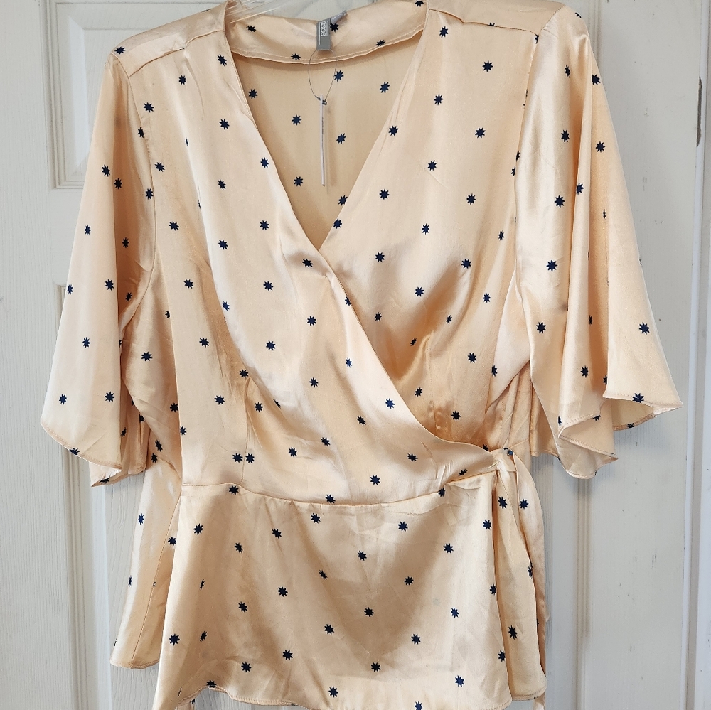 Women's lovely bed jacket NWT.